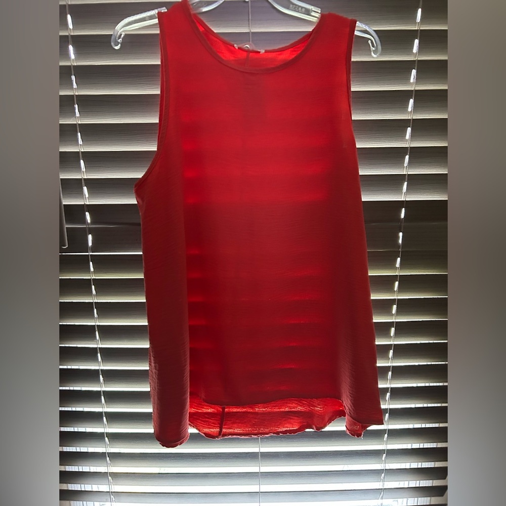 Tres Bien Coral Tank Top Vibrant Sleeveless Style